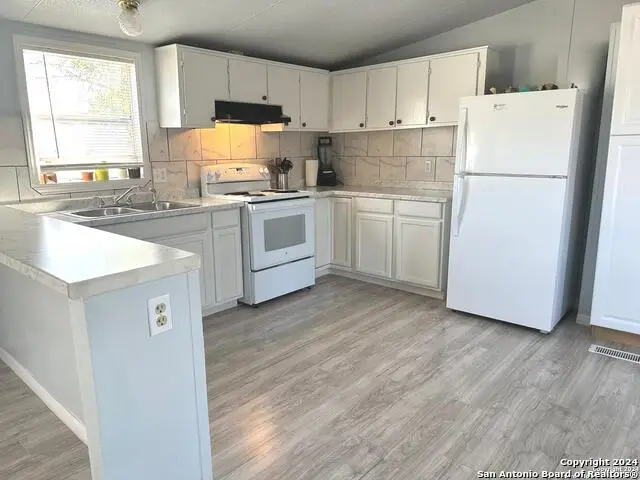 240 Lakeview, Pleasanton, TX 78064 - #2