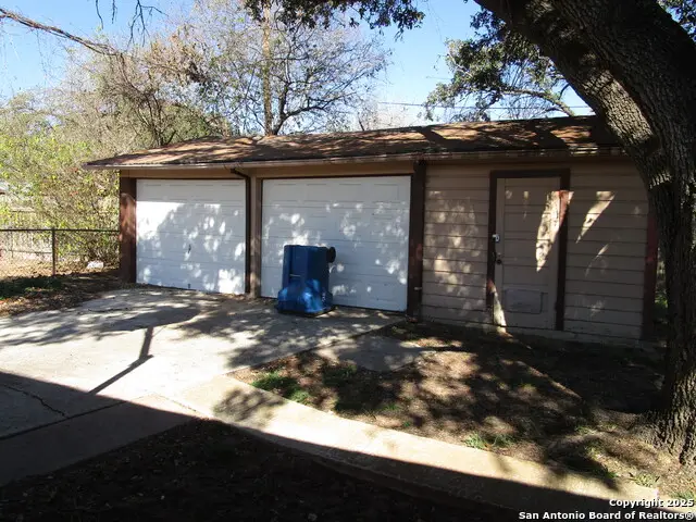 1212 W Goodwin St, Pleasanton, TX 78064 - Image #3