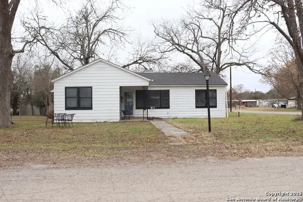 467 W Oak St, Utopia, TX 78884