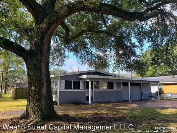 820 S 6th St, Nederland, TX 77627