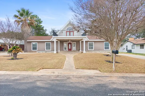 229 W Malone Dr, Devine, TX 78016