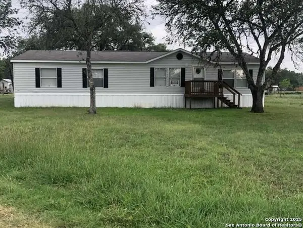 410 Henrietta, Yoakum, TX 77995