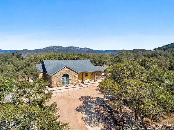 381 Camino Primero, Leakey, TX 78873