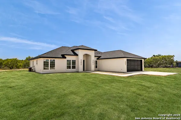 2299 St Highway 173 S, Devine, TX 78016