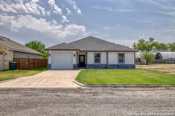 44 Sunday Ct, Uvalde, TX 78801