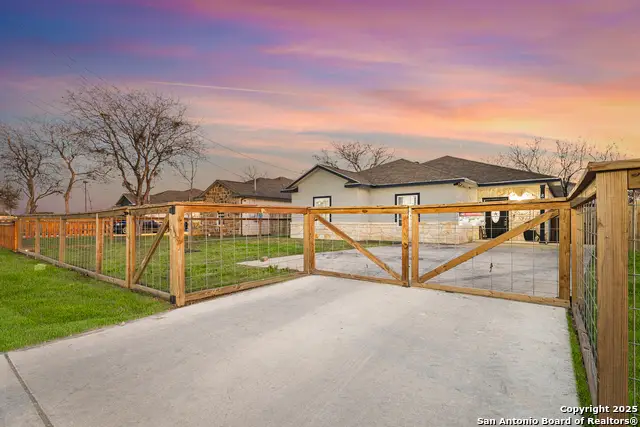 870 W Southcross Blvd, San Antonio, TX 78211 - Image #2