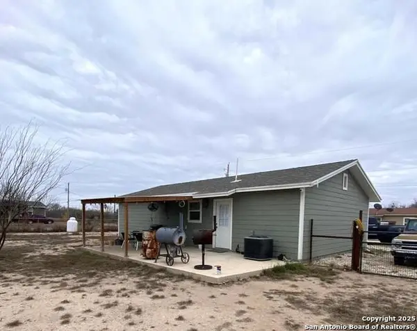 563 N Miller, La Pryor, TX 78872