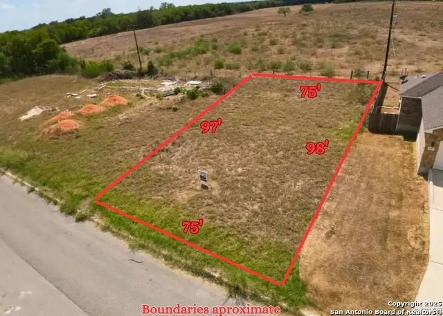 152 N 1st St, Floresville, TX 78114 - Image #1