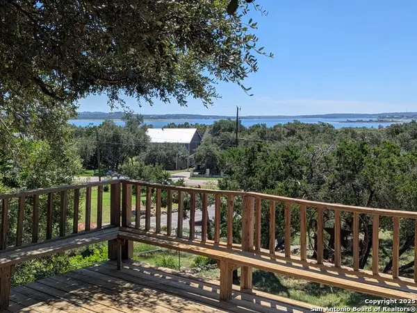 809 Lakebreeze Dr, Canyon Lake, TX 78133