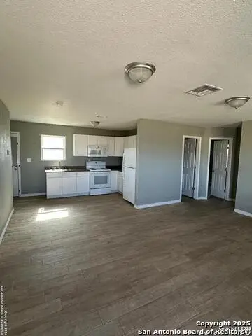 275 E Hutchins, La Pryor, TX 78872 - Image #3