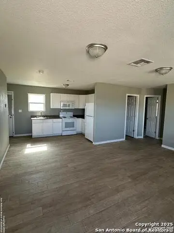 536 N Estes Ave, La Pryor, TX 78872 - Image #2