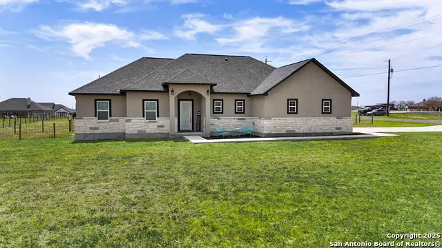 101 Estates Dr, La Vernia, TX 78121 - Image #1