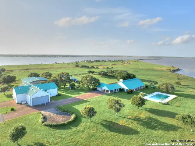 1005 Shoreline Ln, Port Lavaca, TX 77979 - Image #1