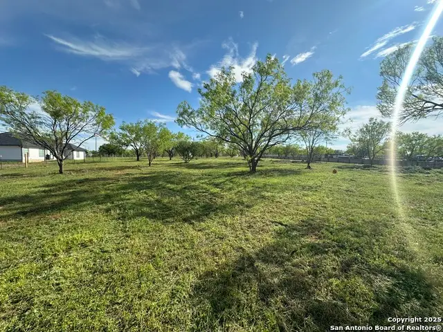 148 County Road 2667, Devine, TX 78016 - Image #1