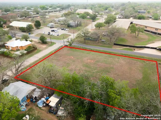 1306 B St, Floresville, TX 78114 - Image #3