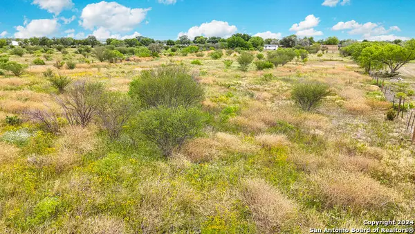 302 Pr 5726, Devine, TX 78016