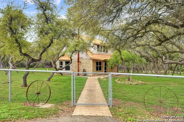 100 Cherokee Ln, Blanco, TX 78606