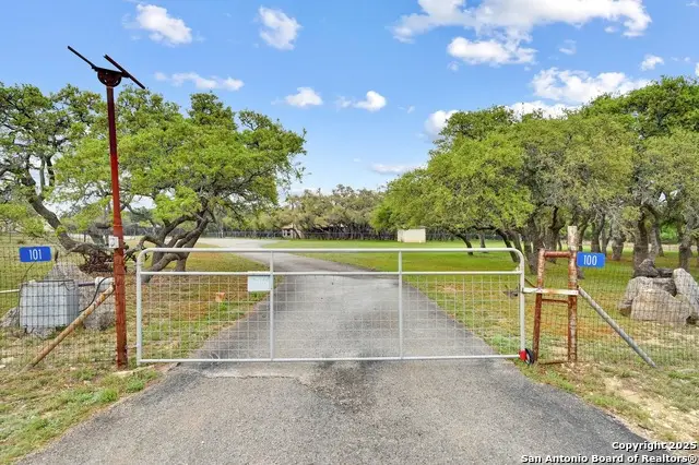 100 Cherokee Ln, Blanco, TX 78606 - Image #2