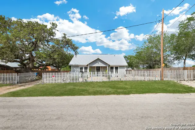 507 Hayden, Devine, TX 78016 - Image #1