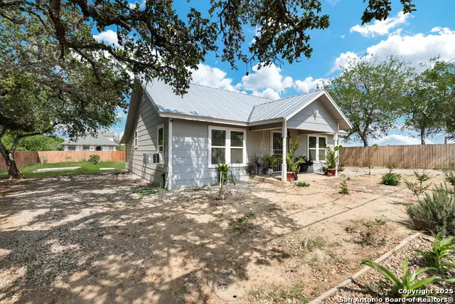 507 Hayden, Devine, TX 78016 - Image #2