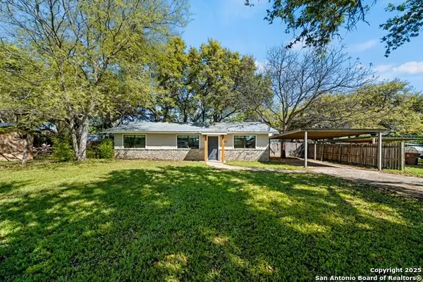 512 W Pecan Dr, Johnson City, TX 78636