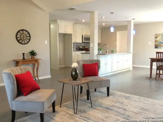 303 Windy Knoll, Devine, TX 78016 - Image #3