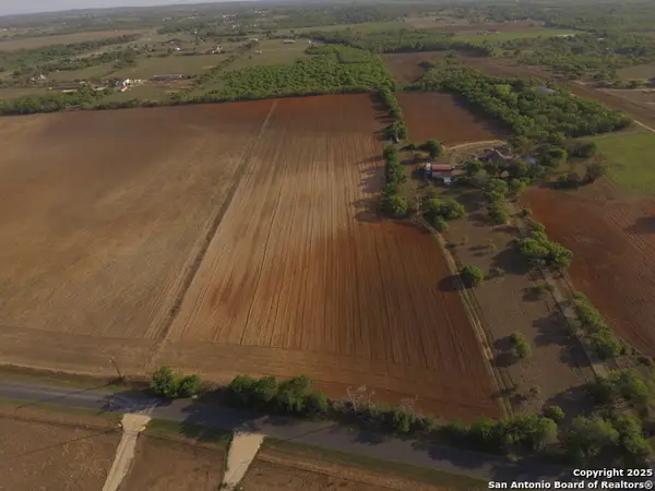 12296 La Vernia, Adkins, TX 78101