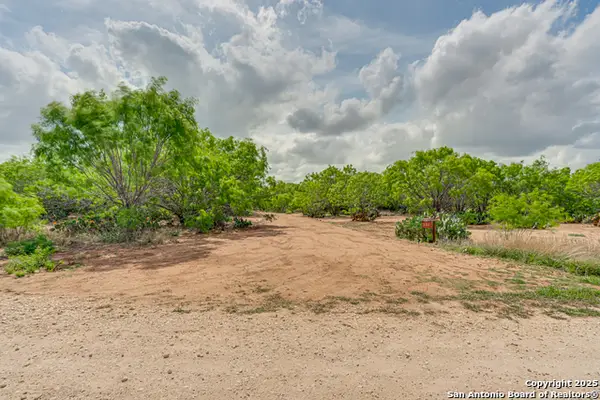 551 Pr Mia, Floresville, TX 78114