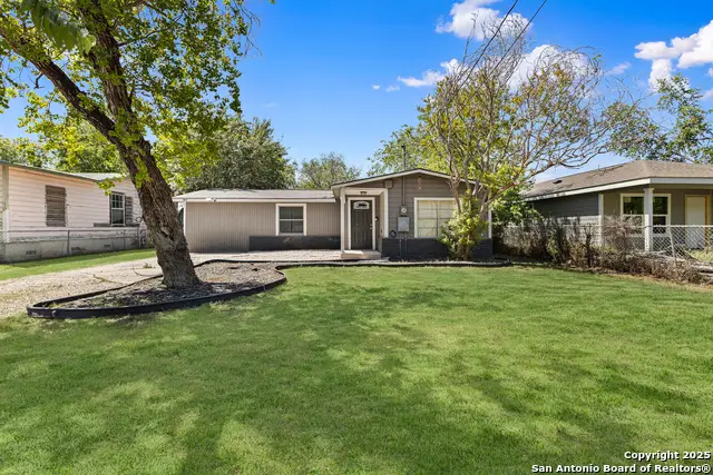 957 Anderson St, Seguin, TX 78155 - Image #2