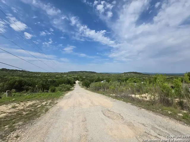 555 Iroquois Trl, Bandera, TX 78003 - Image #3