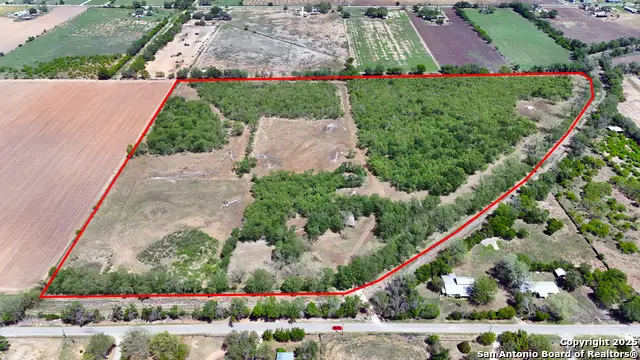 304 County Road 6611, Devine, TX 78016 - Image #1