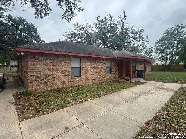 823 Dallas, Pleasanton, TX 78064 - Image #1