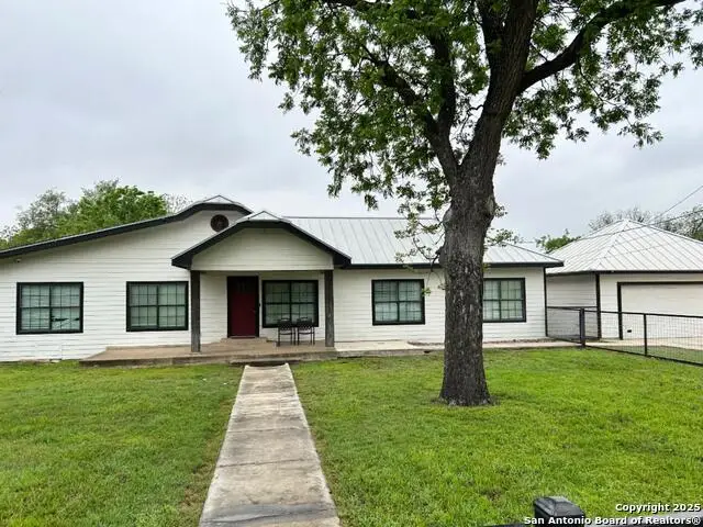 715 N High St, Uvalde, TX 78801 - Image #1