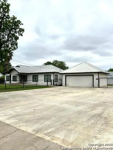 715 N High St, Uvalde, TX 78801 - Image #3