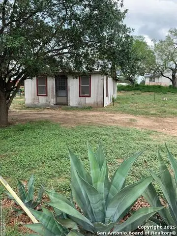 413 Ross, Devine, TX 78016
