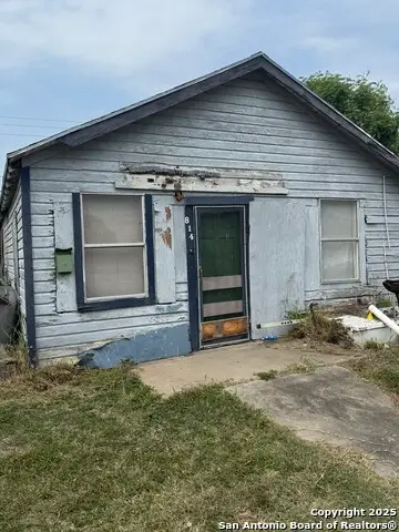 814 E. Yoakum, Kingsville, TX 78363