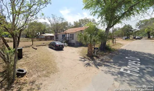812 Flores, Devine, TX 78016 - Image #3
