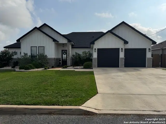 116 Park Heights, Poth, TX 78147 - Image #1