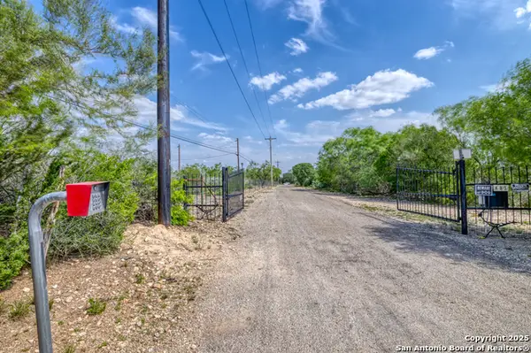433 Mills Ln, Uvalde, TX 78801