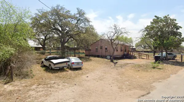 818 Flores, Devine, TX 78016