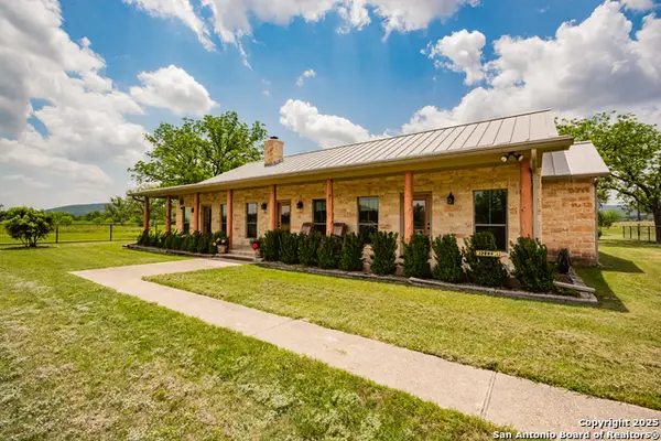 2657 West Sabinal Road, Utopia, TX 78884