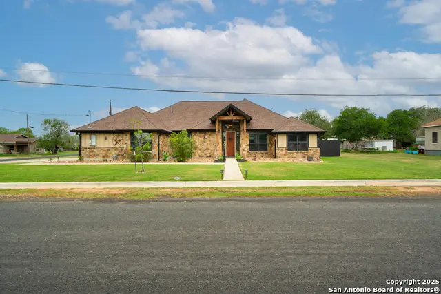 303 Schneider St, Poth, TX 78147 - Image #2
