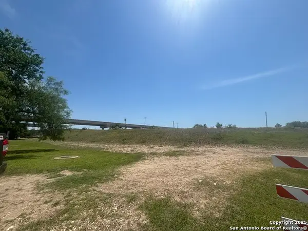 2 Utopia, Selma, TX 78154