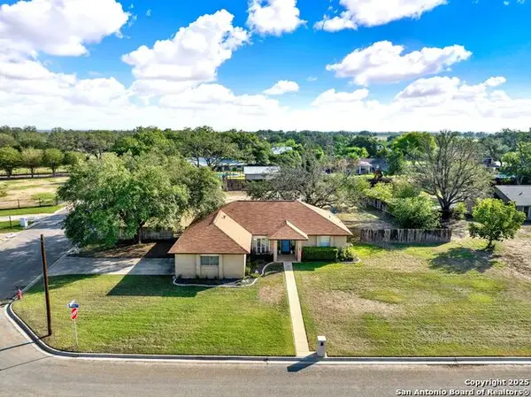 1314 Acorn, Hondo, TX 78861