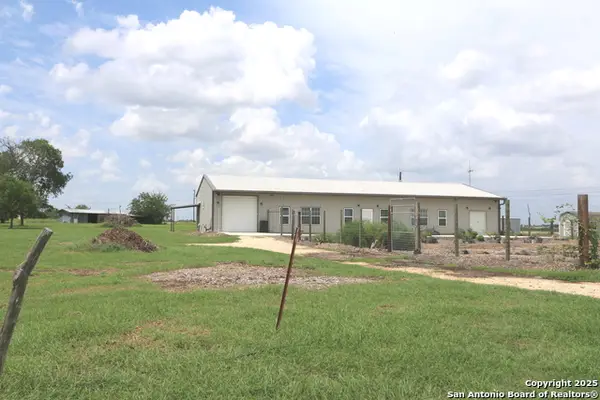 1221 N Santa Clara Rd, Marion, TX 78124