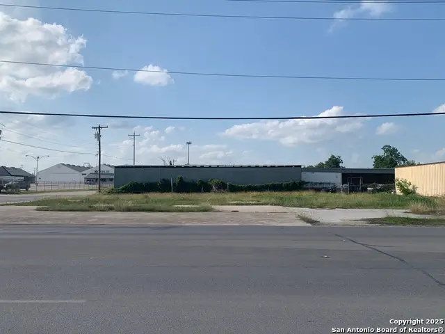 124 W Kingsbury, Seguin, TX 78155 - #1