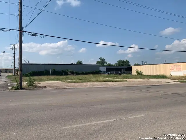 124 W Kingsbury, Seguin, TX 78155 - #2