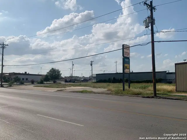 124 W Kingsbury, Seguin, TX 78155 - #3