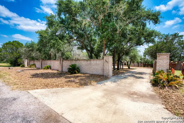 585 Oak Bend Drive, Bandera, TX 78003 - Image #3