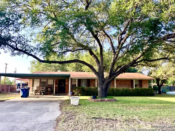 404 Alta, Pleasanton, TX 78064